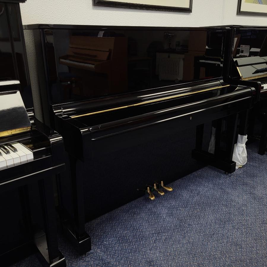 Yamaha U1F upright Piano in Bright black – Gallery image – Roberts Pianos Oxford