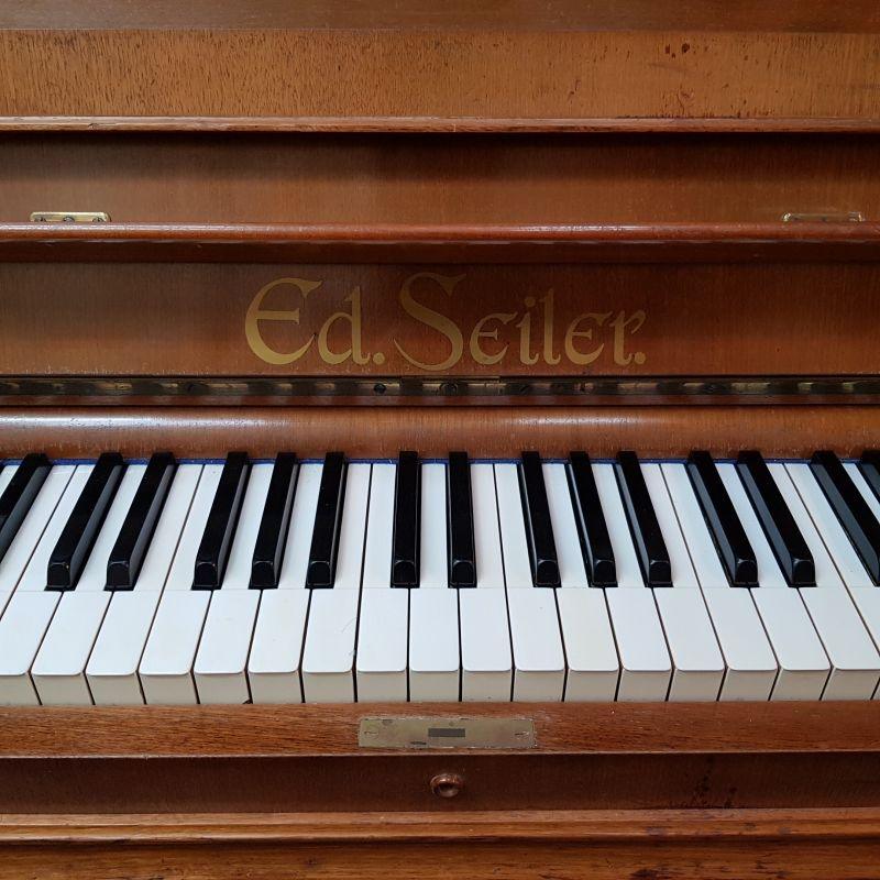 Seiler upright Piano in walnut & rosewood – Gallery image – Roberts Pianos Oxford