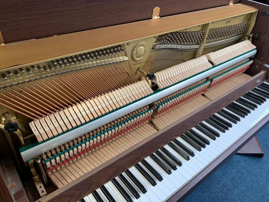 Yamaha E108 upright Piano in crown cut mahogany – Gallery image – Roberts Pianos Oxford