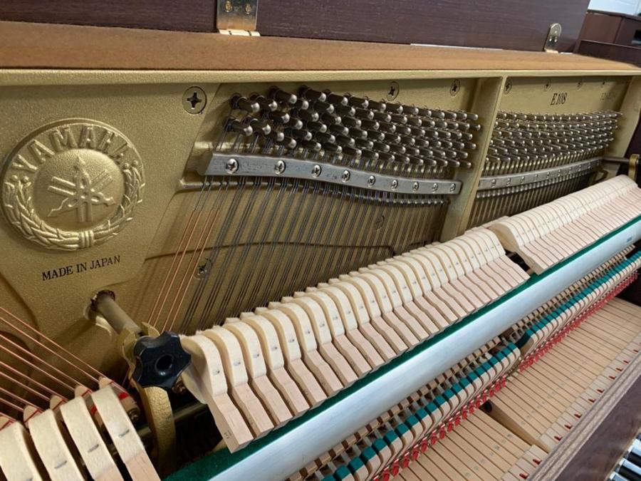 Yamaha E108 upright Piano in crown cut mahogany – Gallery image – Roberts Pianos Oxford