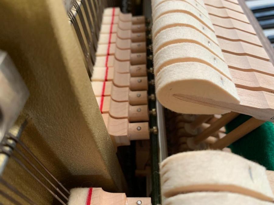 Yamaha E108 upright Piano in crown cut mahogany – Gallery image – Roberts Pianos Oxford