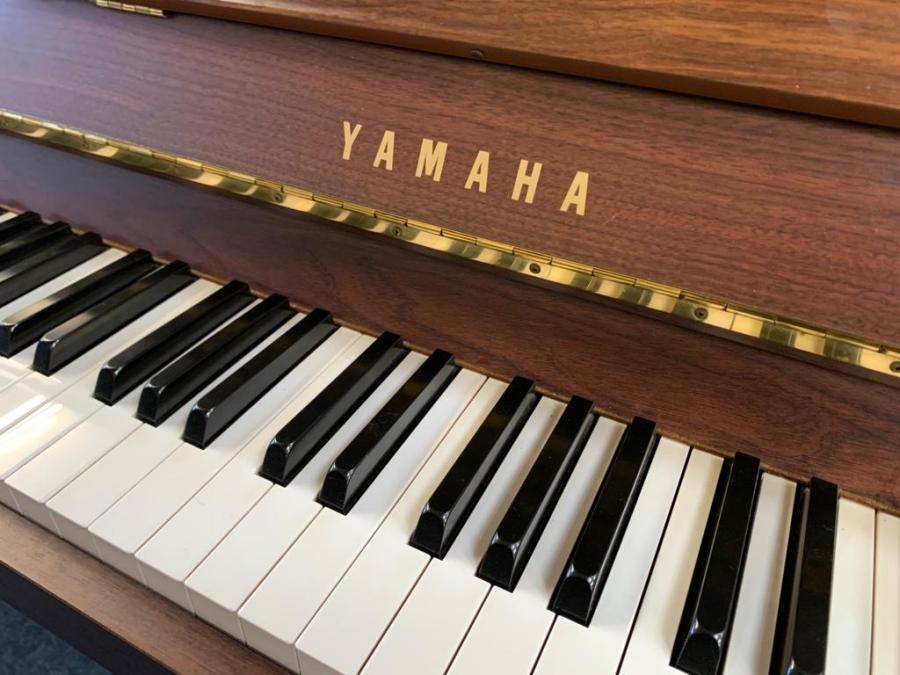 Yamaha E108 upright Piano in crown cut mahogany – Gallery image – Roberts Pianos Oxford