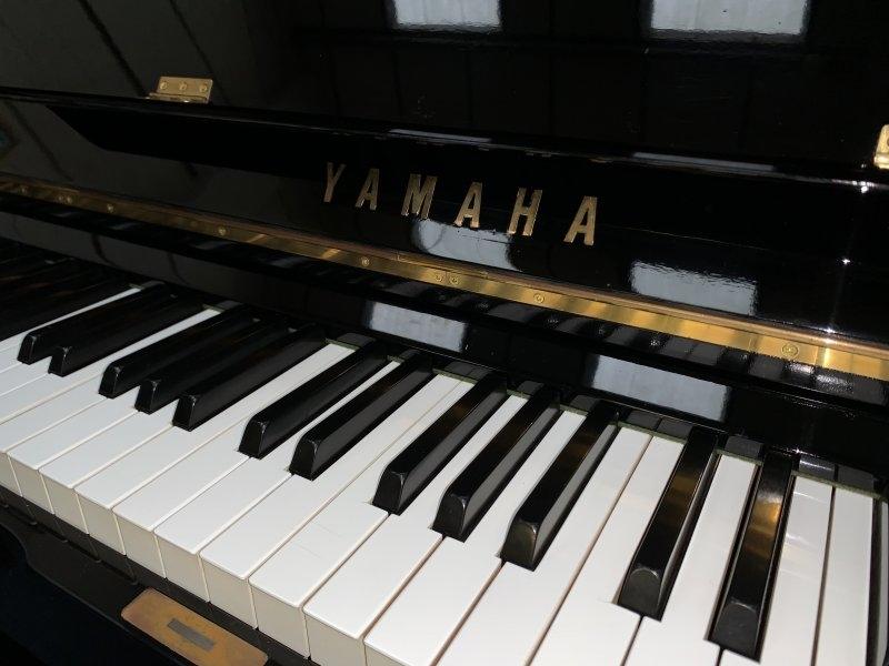 Yamaha U1G upright Piano in Bright black – Gallery image – Roberts Pianos Oxford
