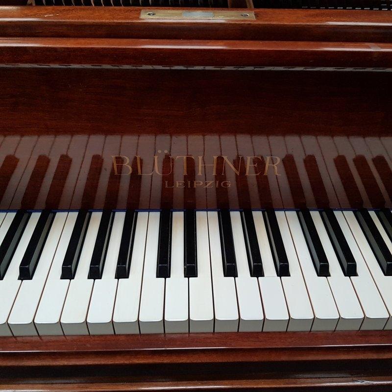 Bluthner Style lV grand Piano in fiddleback mahogany – Gallery image – Roberts Pianos Oxford