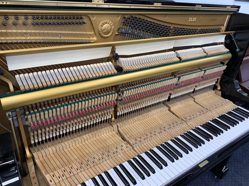 Yamaha U3G upright Piano in Bright black – Gallery image – Roberts Pianos Oxford
