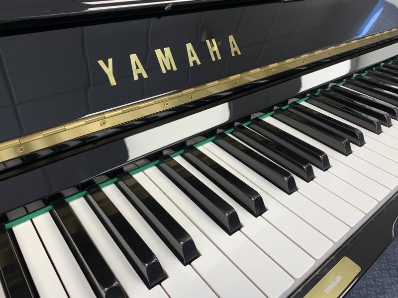 Yamaha U3G upright Piano in Bright black – Gallery image – Roberts Pianos Oxford