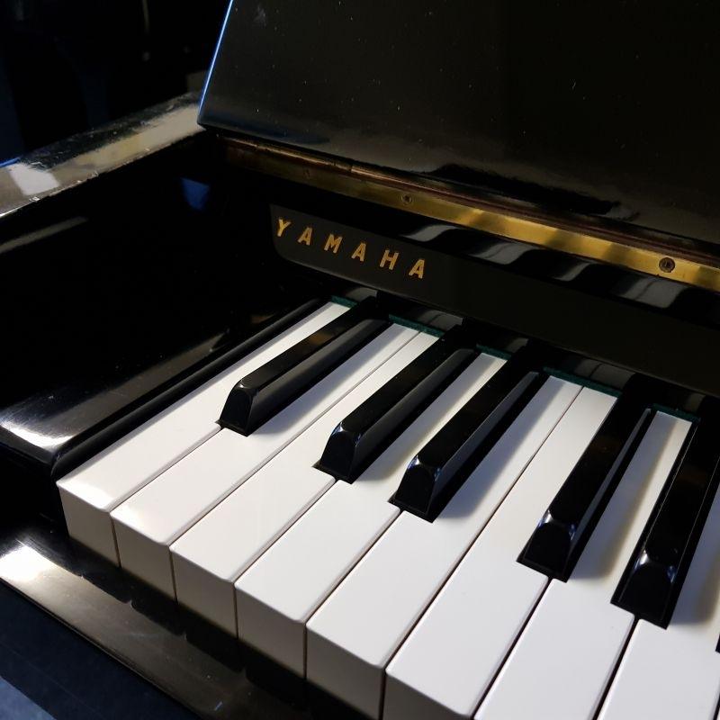 Yamaha U1D upright Piano in black polyester – Gallery image – Roberts Pianos Oxford