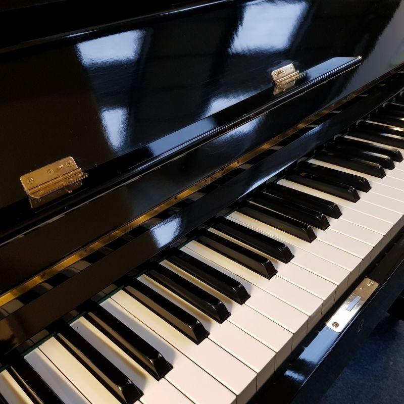 Yamaha U1D upright Piano in black polyester – Gallery image – Roberts Pianos Oxford