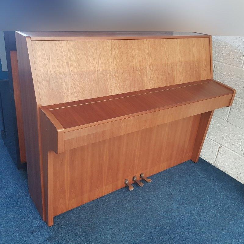 Schimmel 112 upright Piano in walnut – Gallery image – Roberts Pianos Oxford