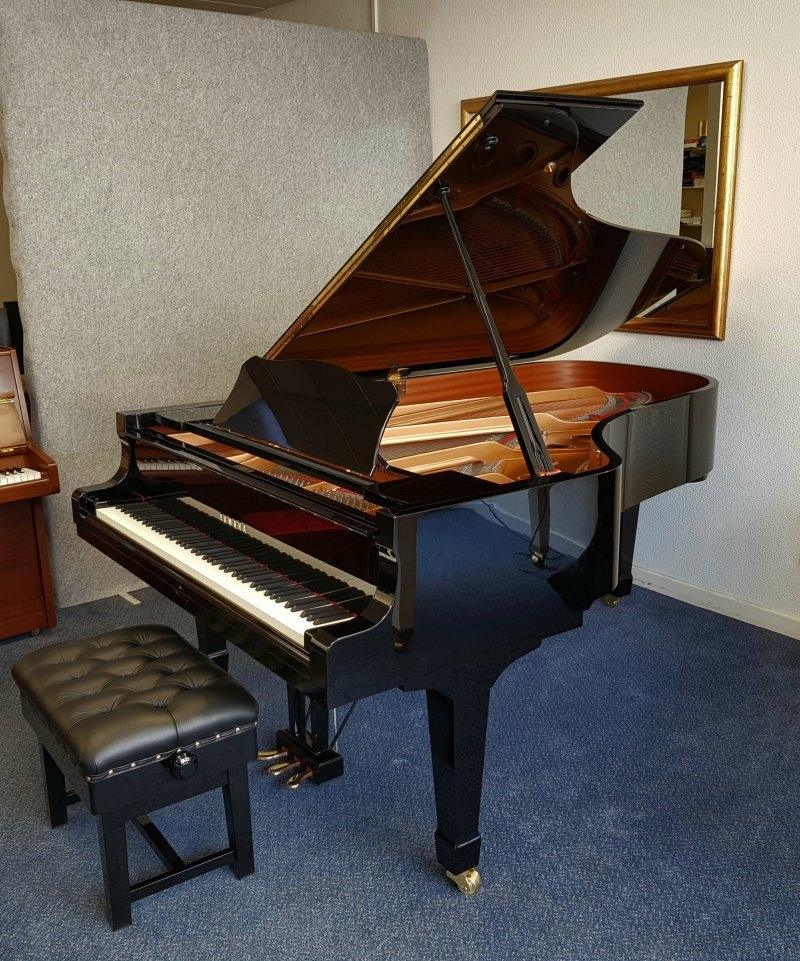 Yamaha C7 grand Piano in bright black – Gallery image – Roberts Pianos Oxford