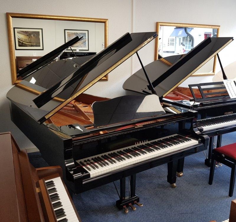 Yamaha C7 grand Piano in bright black – Gallery image – Roberts Pianos Oxford