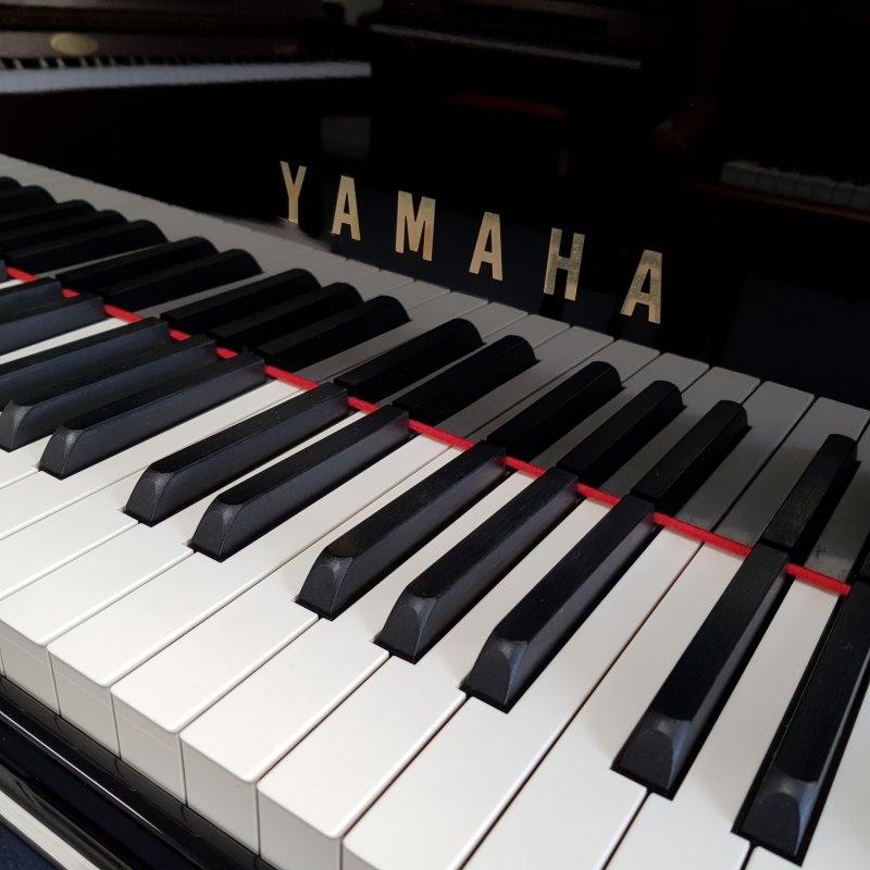 Yamaha C7 grand Piano in bright black – Gallery image – Roberts Pianos Oxford
