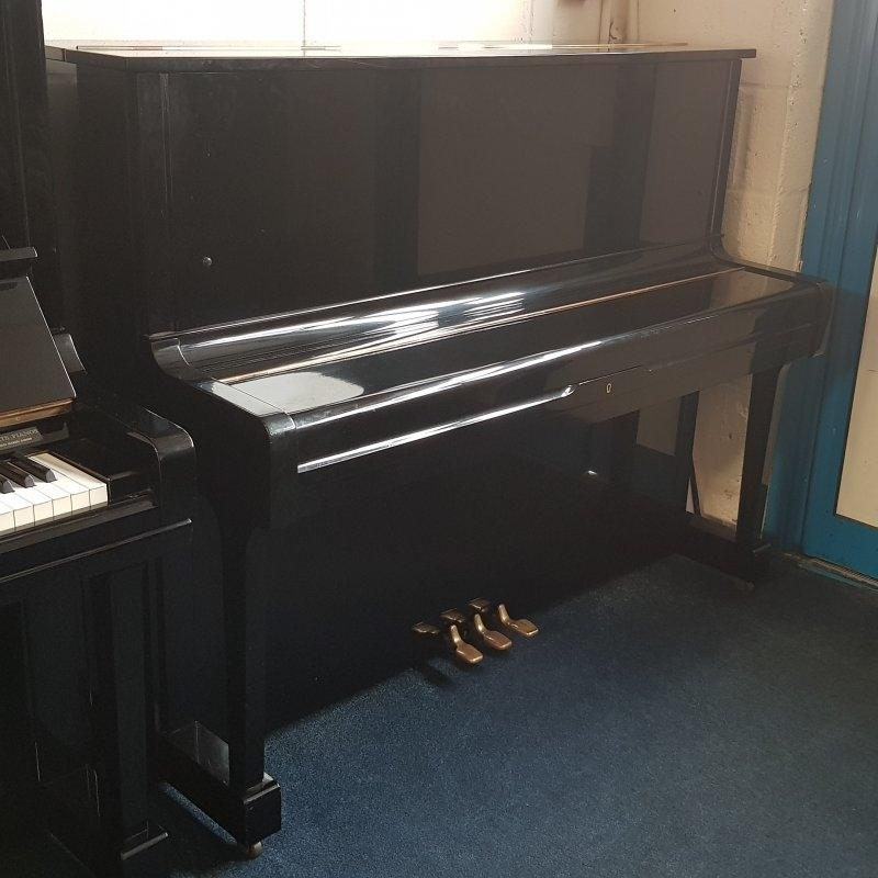 Yamaha U1H upright Piano in Bright black – Gallery image – Roberts Pianos Oxford