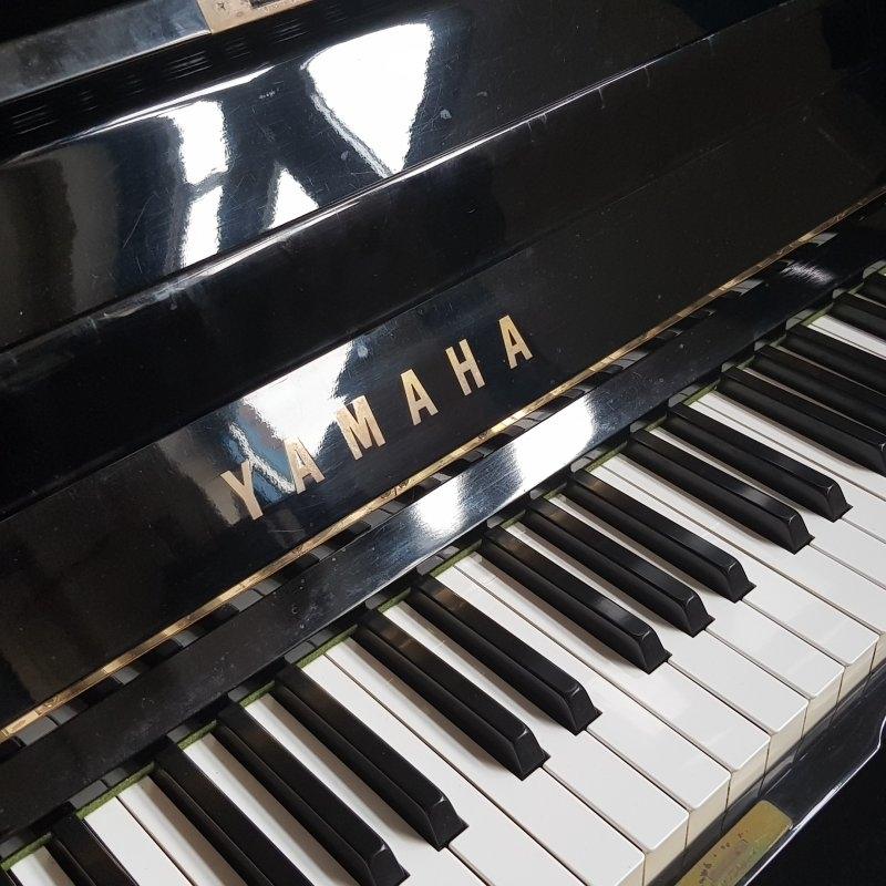 Yamaha U1H upright Piano in Bright black – Gallery image – Roberts Pianos Oxford