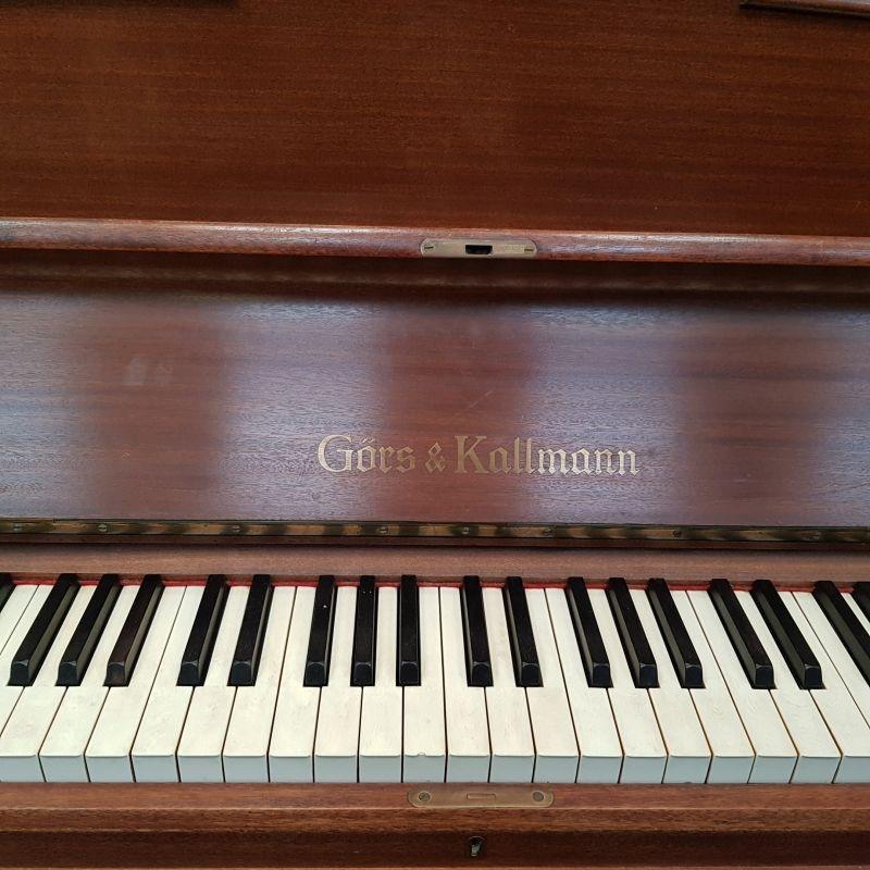 Gors & Kallmann 118 upright Piano in mahogany – Gallery image – Roberts Pianos Oxford