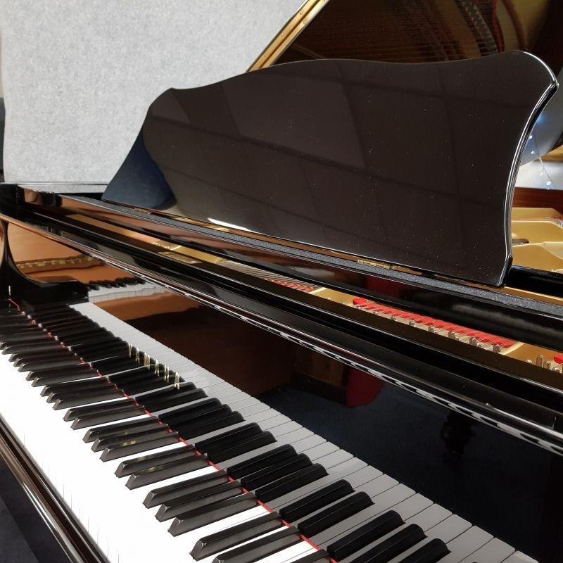 Yamaha C7 grand Piano in bright black – Gallery image – Roberts Pianos Oxford