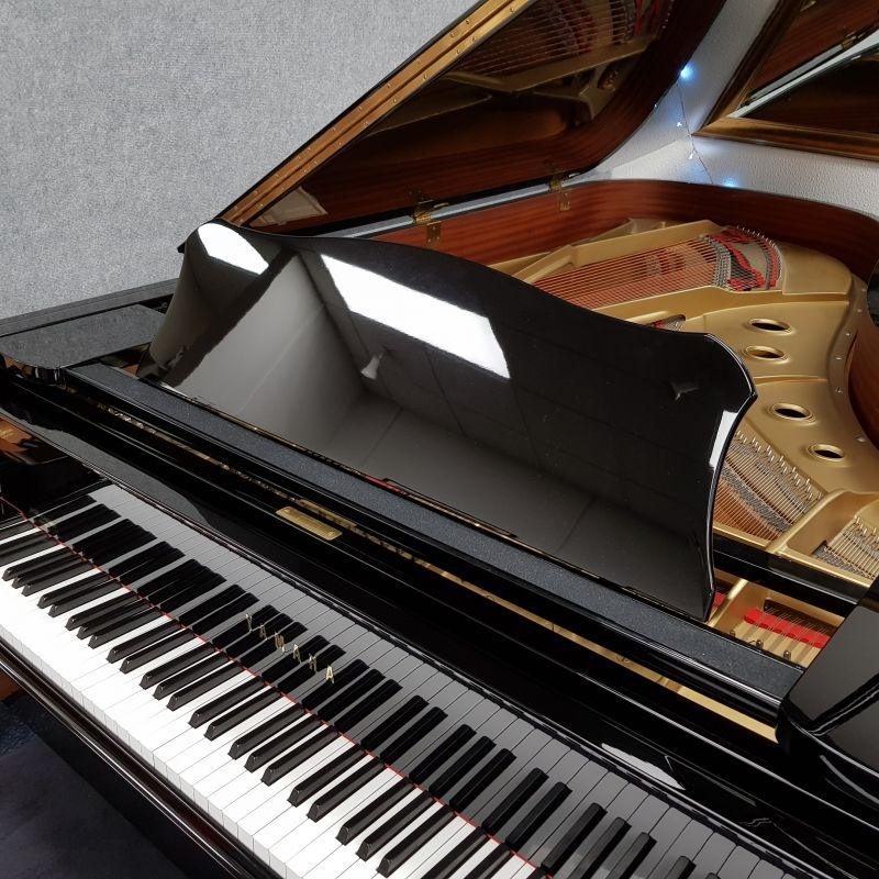 Yamaha C7 grand Piano in bright black – Gallery image – Roberts Pianos Oxford