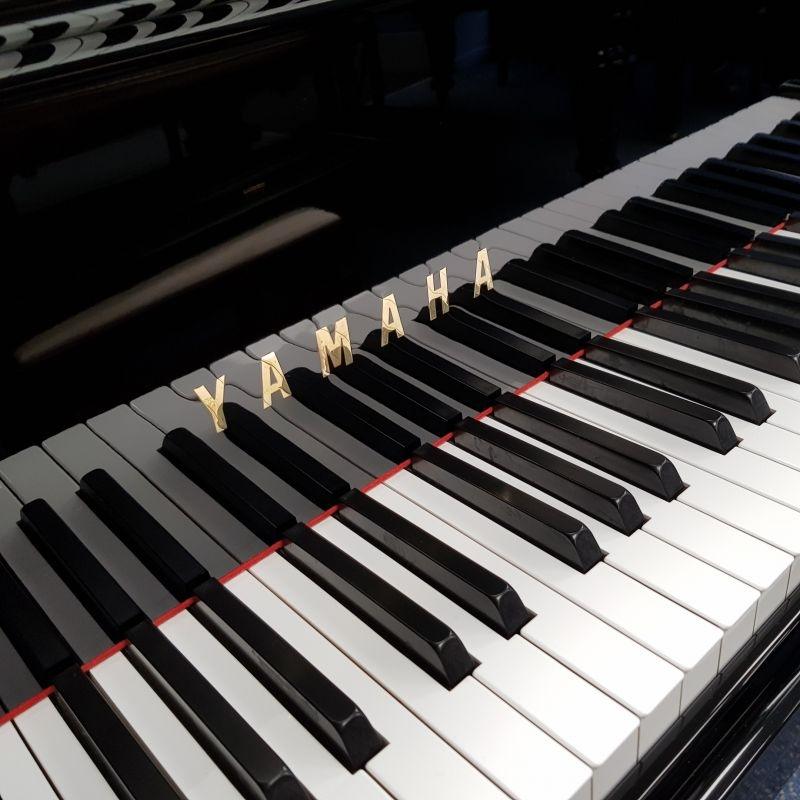 Yamaha C7 grand Piano in bright black – Gallery image – Roberts Pianos Oxford