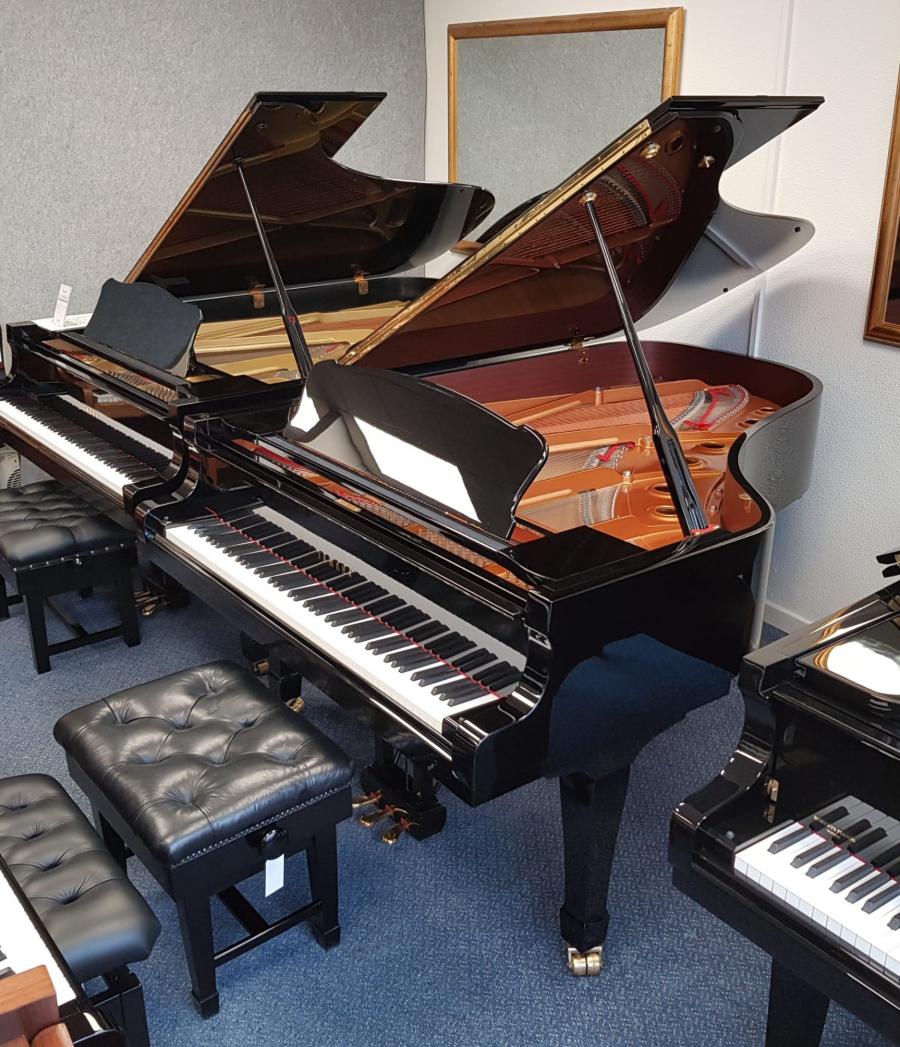 Yamaha S6 grand Piano in bright black – Gallery image – Roberts Pianos Oxford