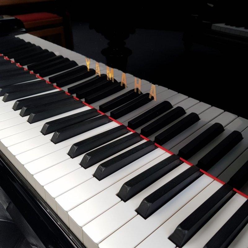 Yamaha S6 grand Piano in bright black – Gallery image – Roberts Pianos Oxford