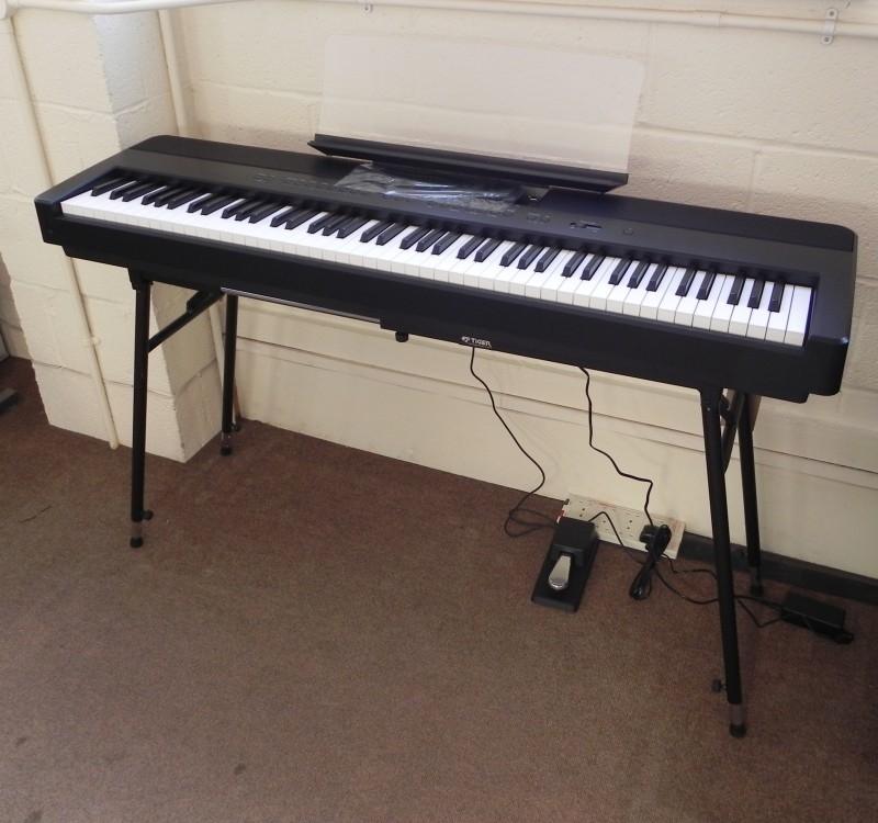 Kawai ES920 digital Piano in Metallic black – Gallery image – Roberts Pianos Oxford