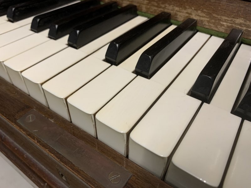 Feurich 125 upright Piano in mahogany – Gallery image – Roberts Pianos Oxford