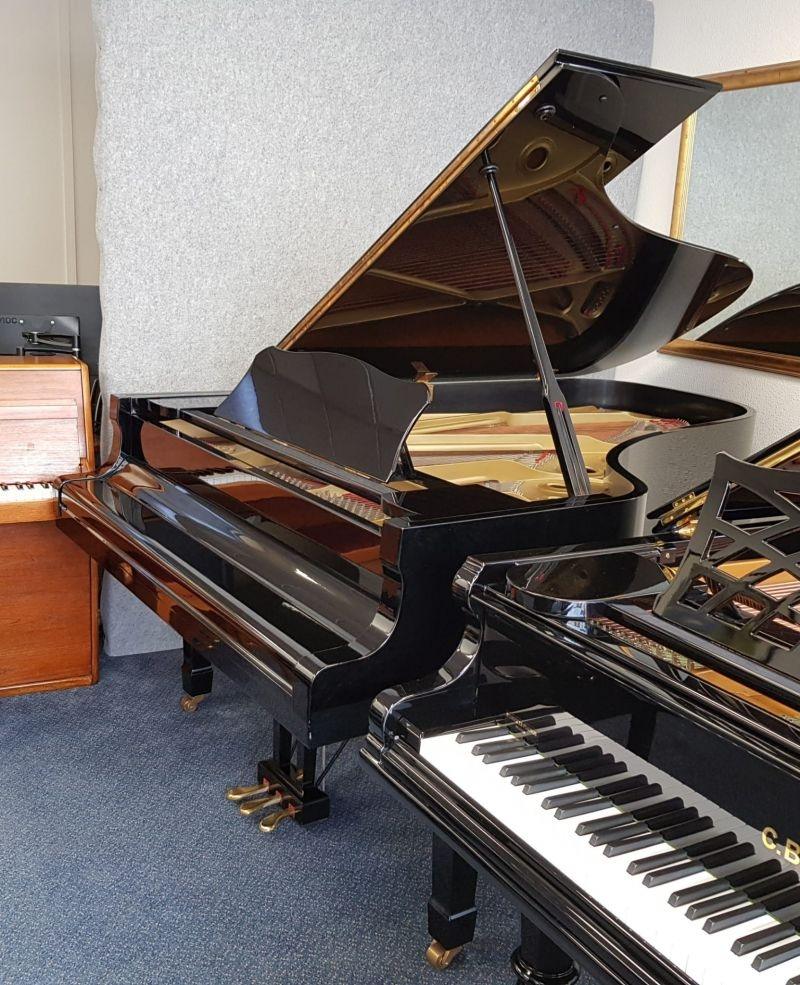 Yamaha C7 grand Piano in bright black – Gallery image – Roberts Pianos Oxford