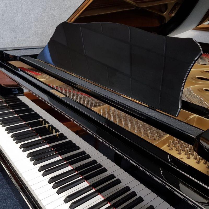 Yamaha C7 grand Piano in bright black – Gallery image – Roberts Pianos Oxford