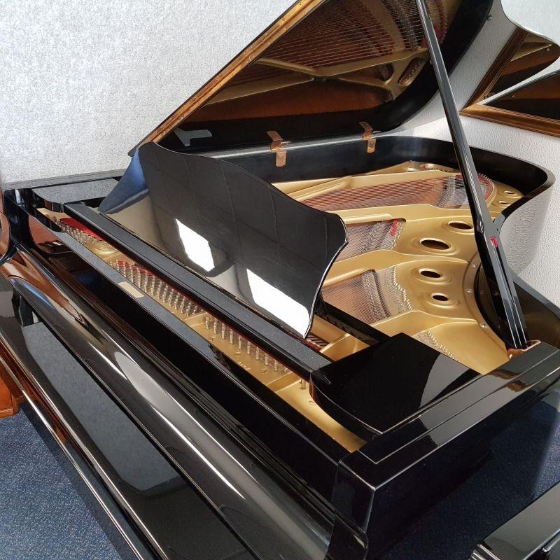 Yamaha C7 grand Piano in bright black – Gallery image – Roberts Pianos Oxford