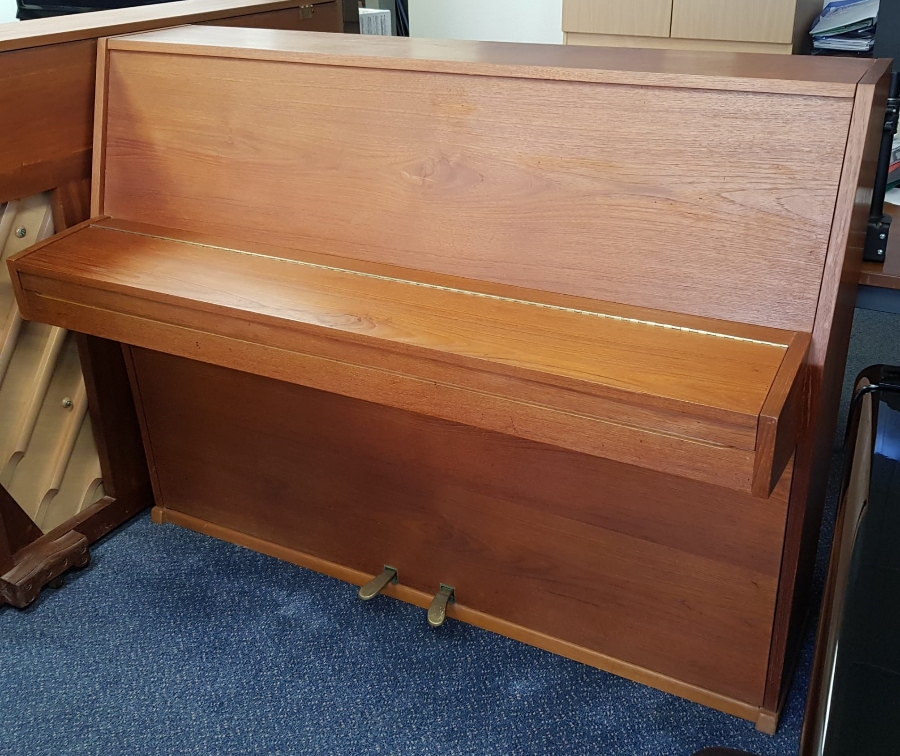 Welmar upright Piano in mahogany – Gallery image – Roberts Pianos Oxford