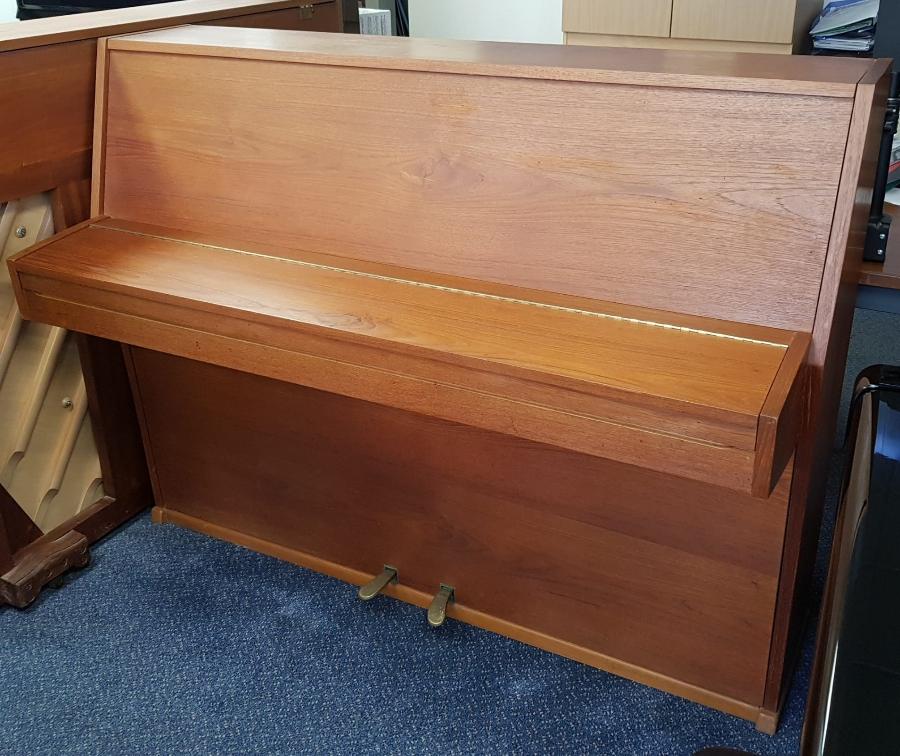 Welmar upright Piano in mahogany – Gallery image – Roberts Pianos Oxford