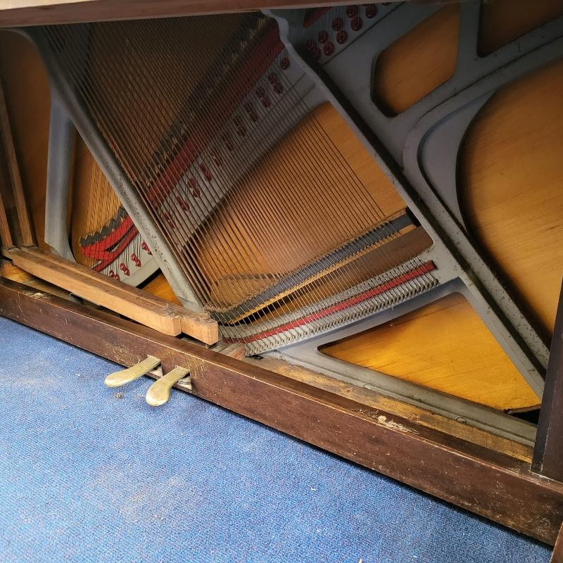 Bluthner upright Piano in mahogany – Gallery image – Roberts Pianos Oxford