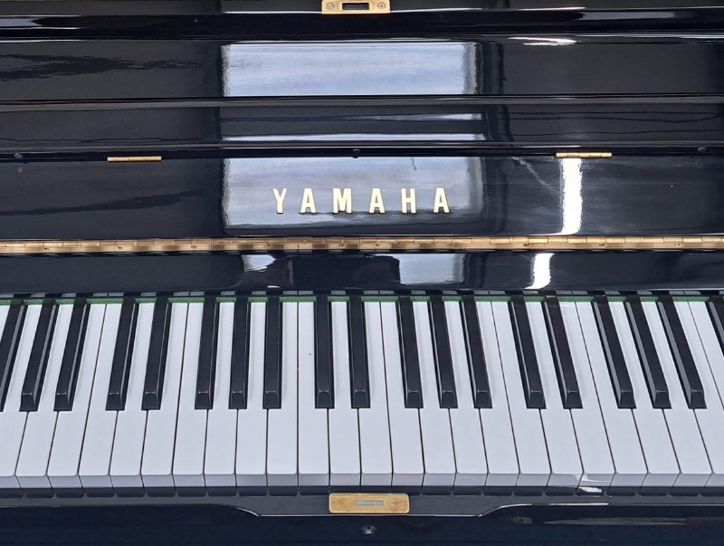 Yamaha U3H upright Piano in black polyester – Gallery image – Roberts Pianos Oxford