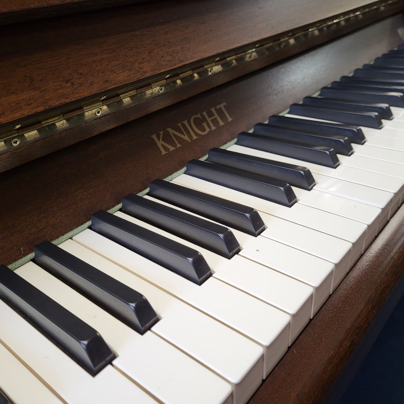 Knight upright Piano in mahogany – Gallery image – Roberts Pianos Oxford