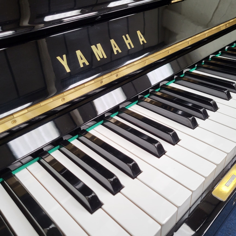 Yamaha U3G upright Piano in black polyester – Gallery image – Roberts Pianos Oxford