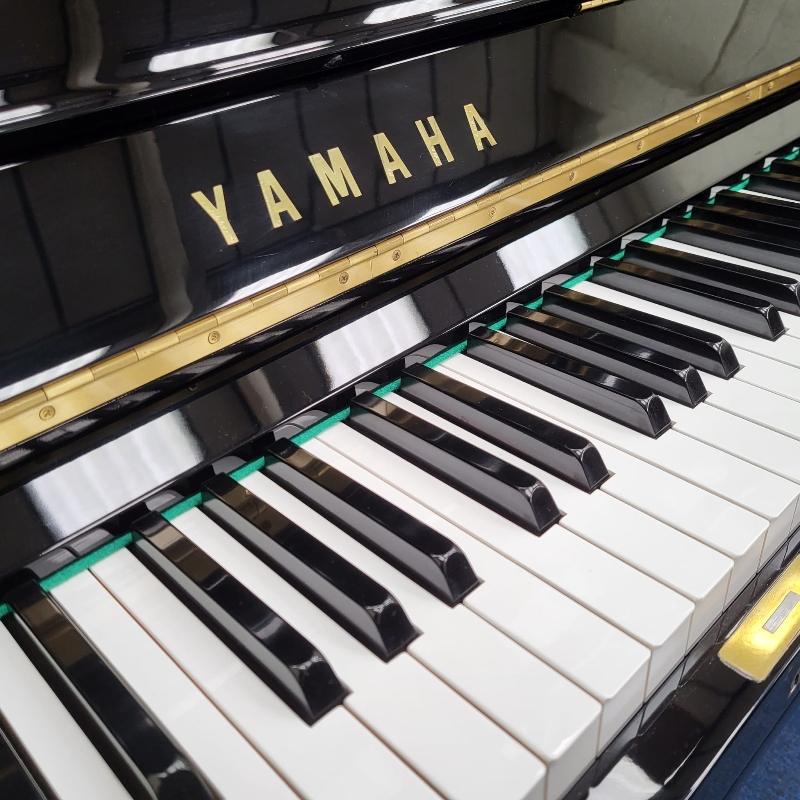 Yamaha U3G upright Piano in black polyester – Gallery image – Roberts Pianos Oxford