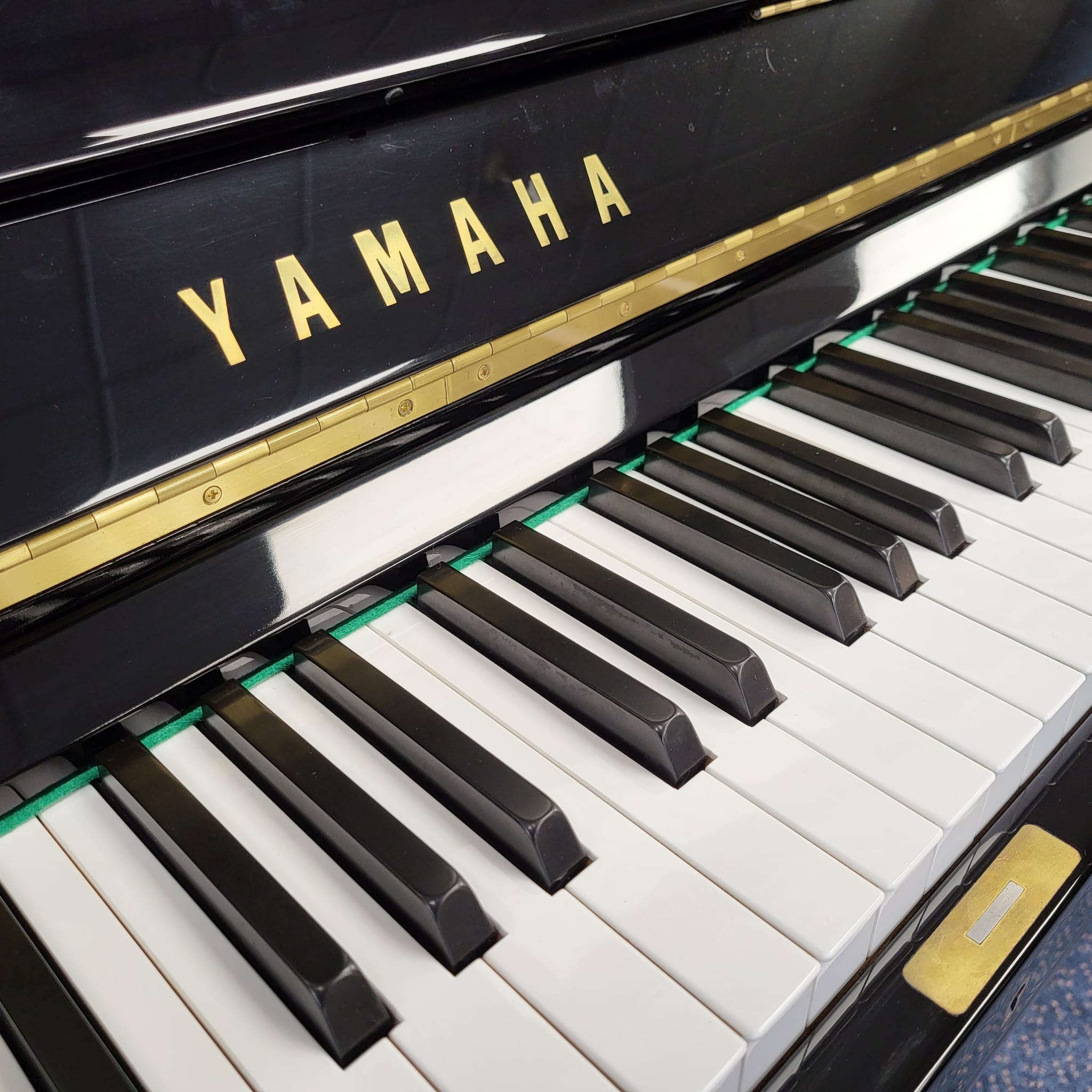 Yamaha U3H upright Piano in black polyester – Gallery image – Roberts Pianos Oxford