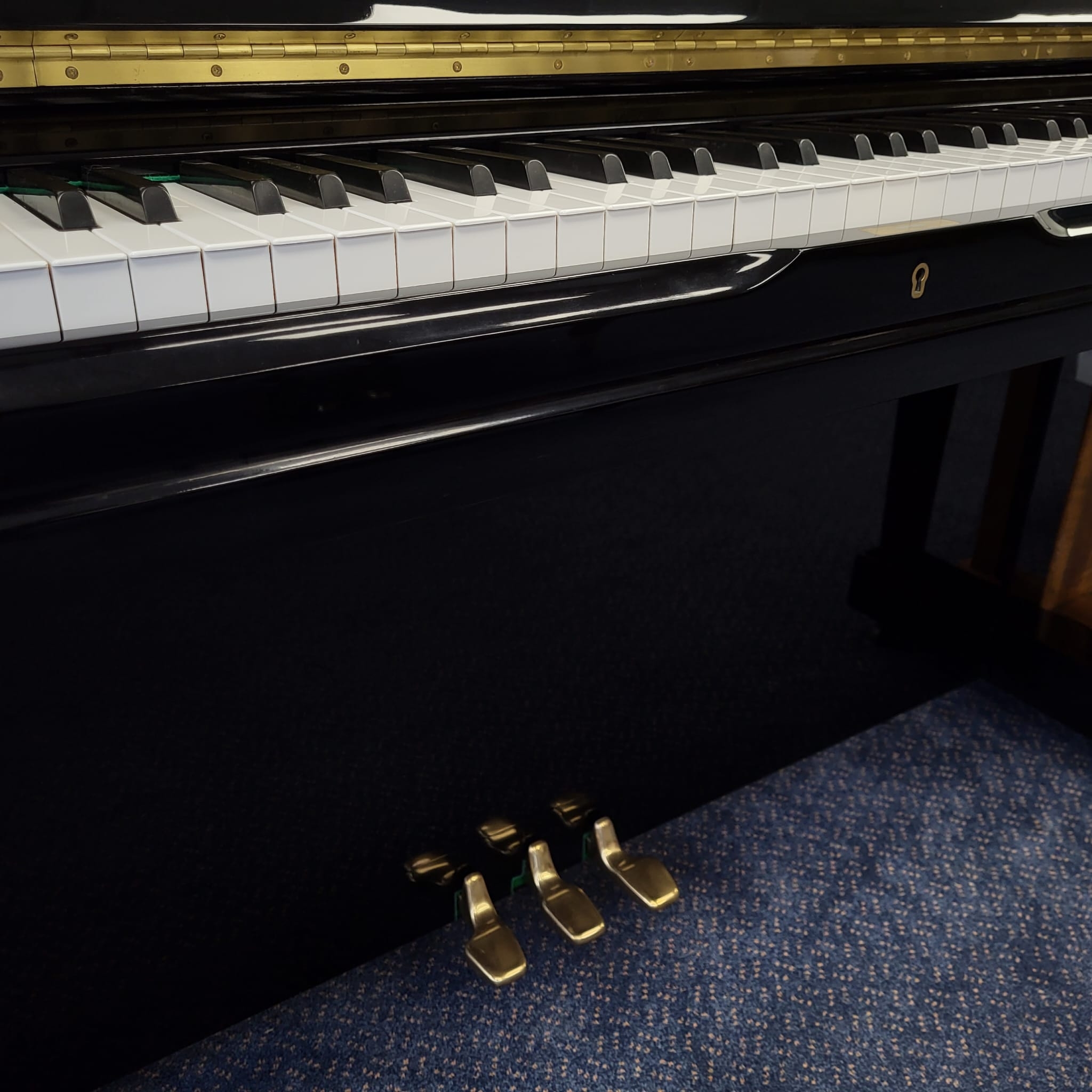 Yamaha U3H upright Piano in black polyester – Gallery image – Roberts Pianos Oxford