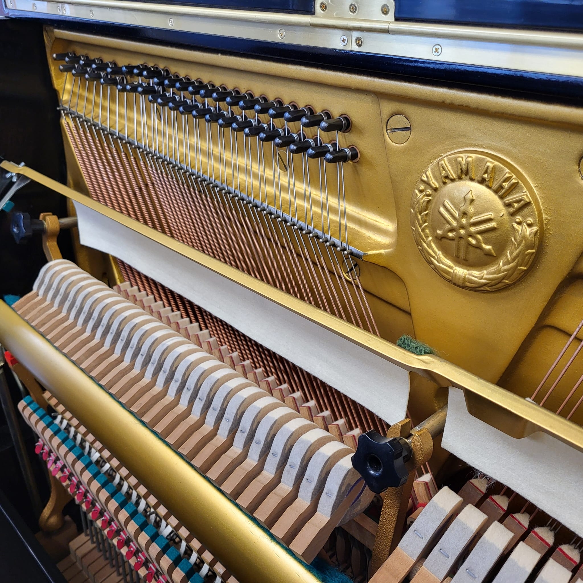 Yamaha U3H upright Piano in black polyester – Gallery image – Roberts Pianos Oxford