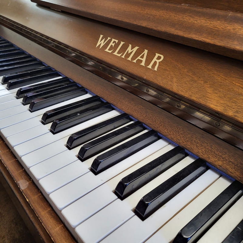 Welmar upright Piano in mahogany – Gallery image – Roberts Pianos Oxford