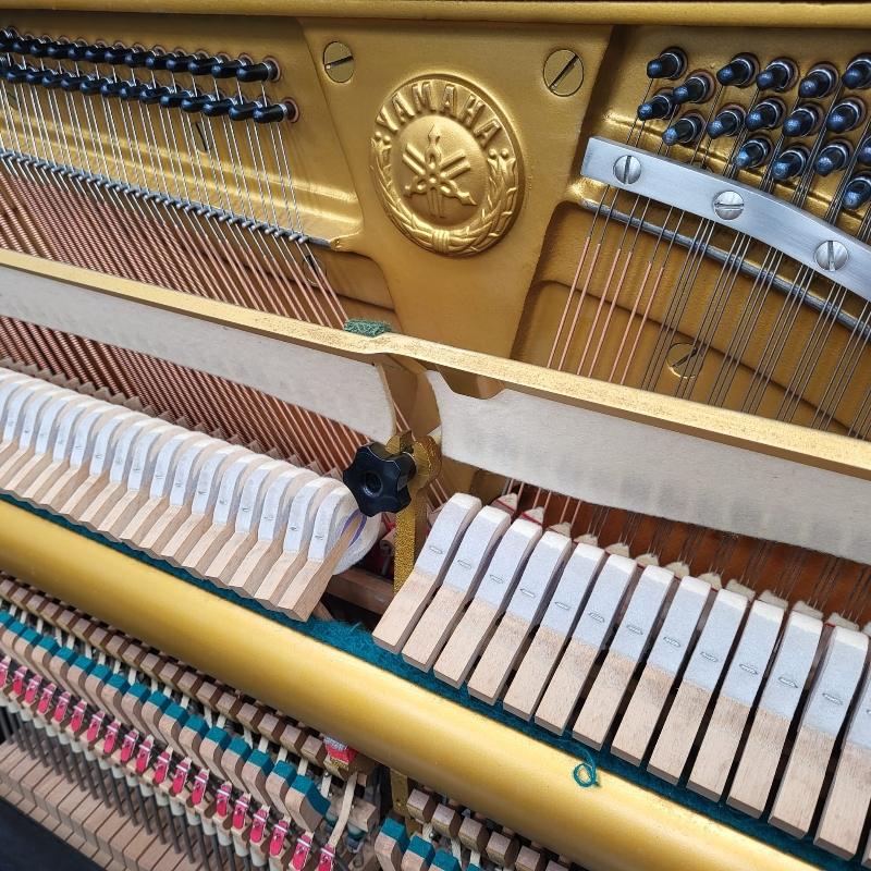 Yamaha U3H upright Piano in black polyester – Gallery image – Roberts Pianos Oxford