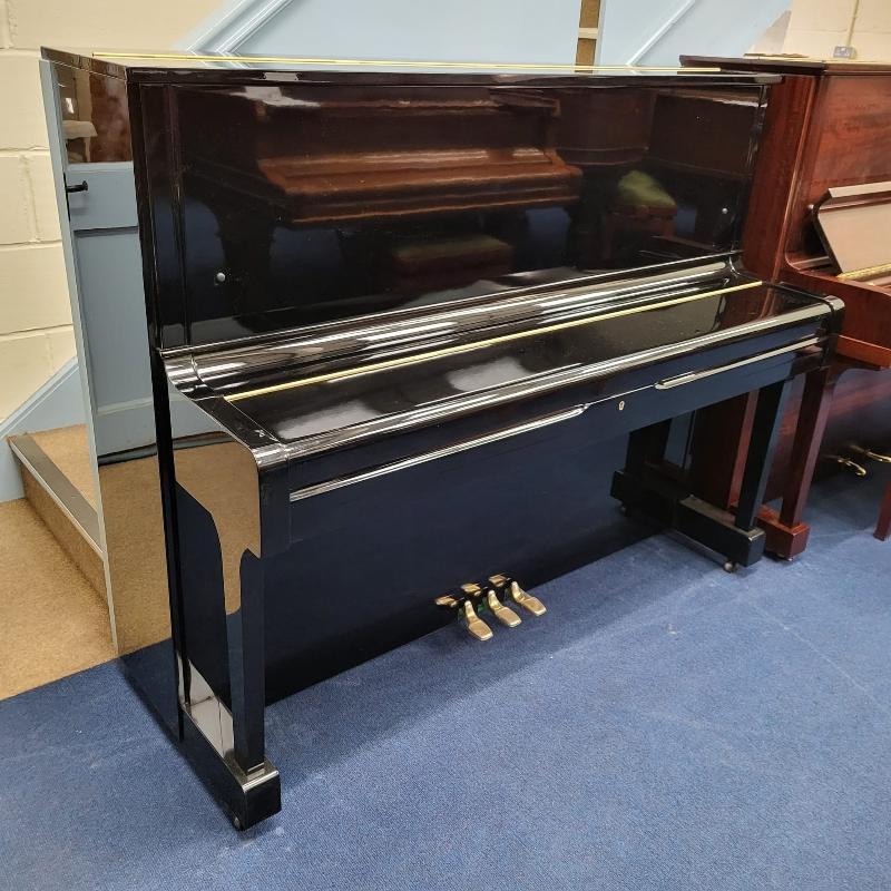 Yamaha U1H upright Piano in Bright black – Gallery image – Roberts Pianos Oxford
