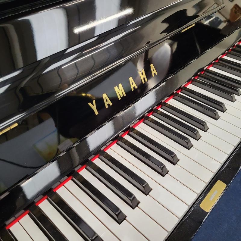 Yamaha U1H upright Piano in Bright black – Gallery image – Roberts Pianos Oxford