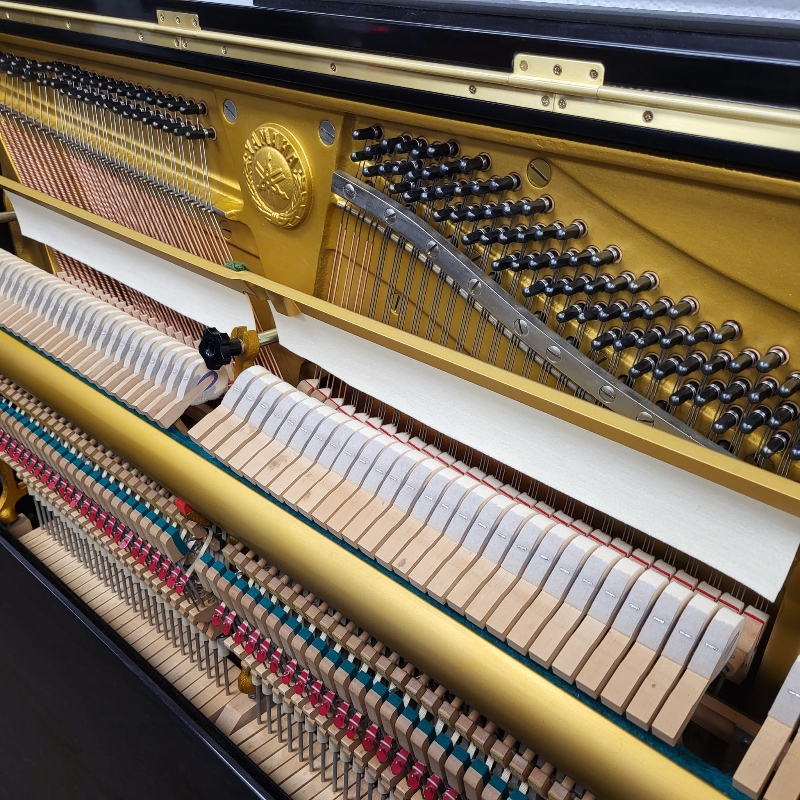 Yamaha U3H upright Piano in black polyester – Gallery image – Roberts Pianos Oxford