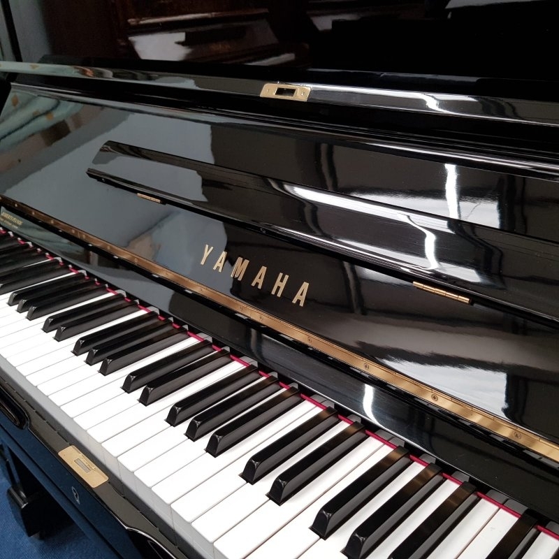 Yamaha U3G upright Piano in black polyester – Gallery image – Roberts Pianos Oxford