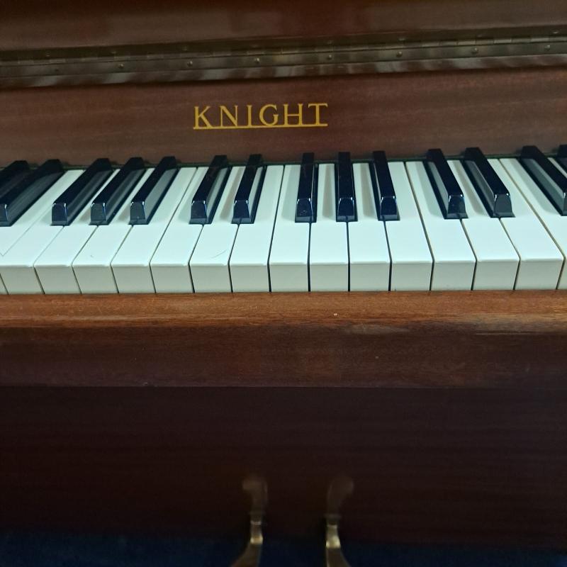 Knight K10 upright Piano in mahogany – Gallery image – Roberts Pianos Oxford
