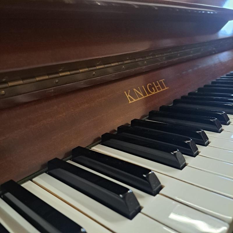 Knight K10 upright Piano in mahogany – Gallery image – Roberts Pianos Oxford