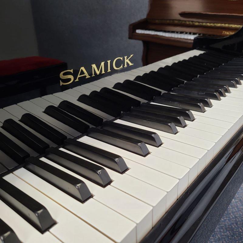 Samick SG140 grand Piano in black polyester – Gallery image – Roberts Pianos Oxford