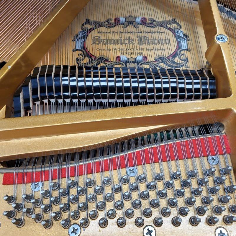 Samick SG140 grand Piano in black polyester – Gallery image – Roberts Pianos Oxford