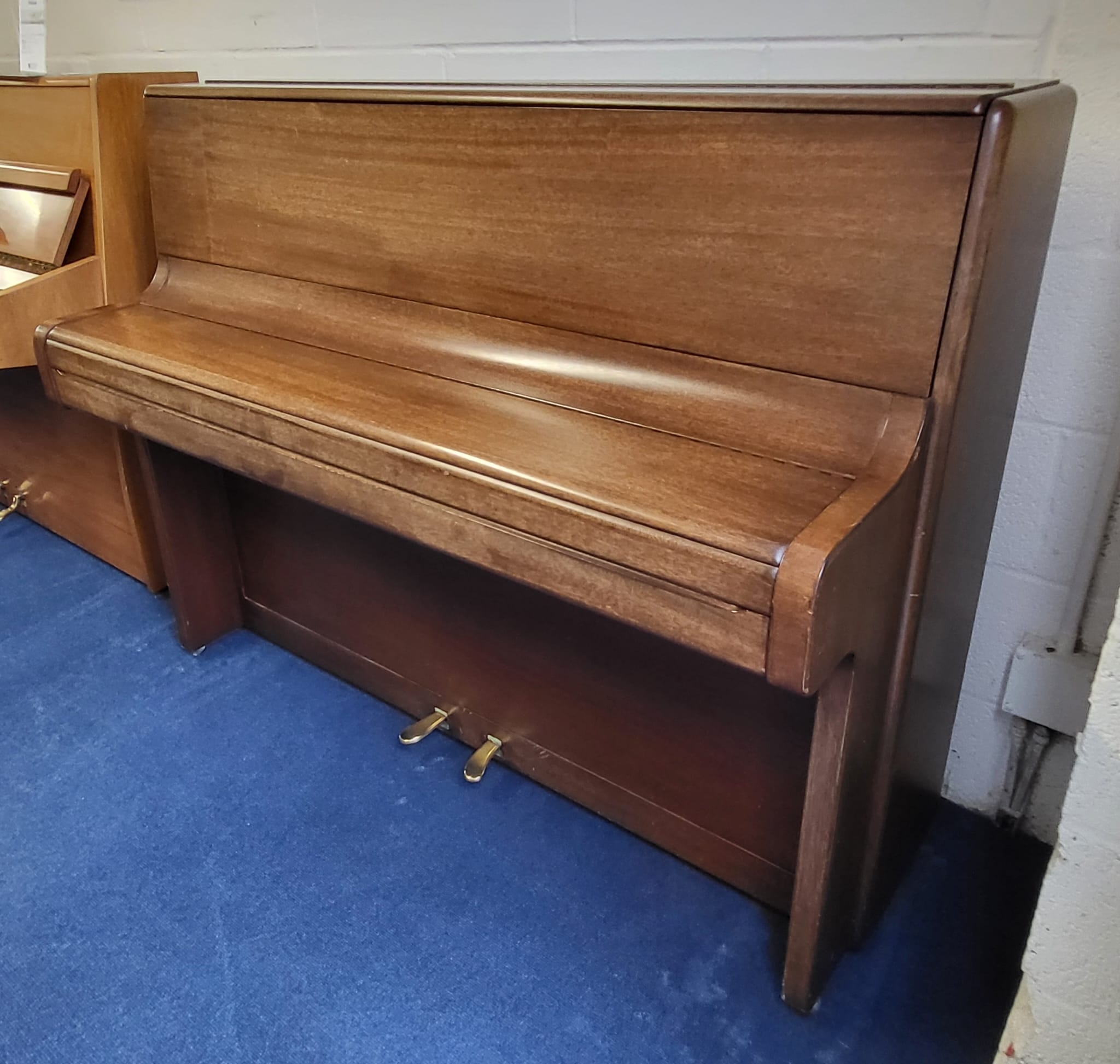 Welmar upright Piano in mahogany – Gallery image – Roberts Pianos Oxford